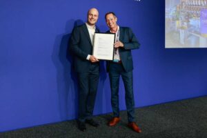 Übergabe des Zertifikats, von links: Lukas Köhler und Olaf Drews, Head of Engines & Pressurized Equipment Maritime bei DNV