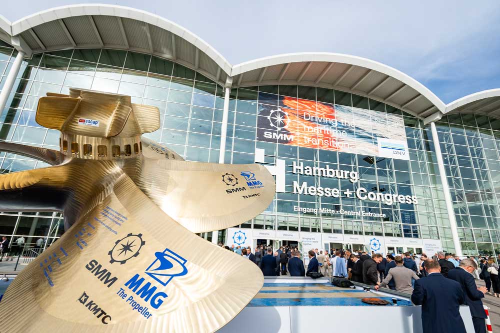 Aufnahme der Messehallen in Hamburg während der SMM 2026, im Vordergrund ein Schiffspropeller