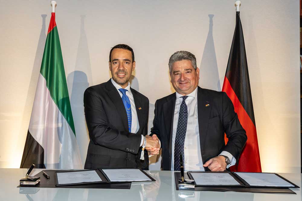 Omar Al Zaabi (li.), President – Commercial bei EDGE, und Miguel Ángel López Borrego, stellvertretender Vorsitzender des Aufsichtsrats von TKMS, und haben das MoU unterzeichnet (© TKMS)