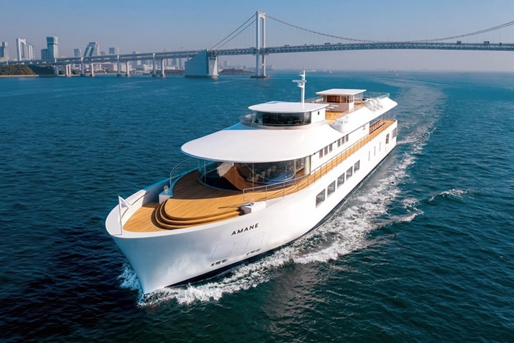 Der neue NYK-Kreuzfahrt-Neubau »Amane« beim Stapellauf auf der Maehata-Werft in Sasebo (© NYK)