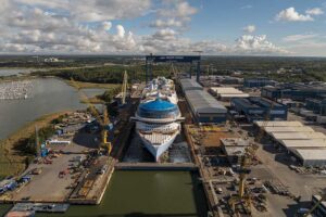 "Hero of the Seas", das neueste Kreuzfahrtschiff von Royal Caribbean, beim "Float Out" auf der Werft Meyer Turku (© Meyer Turku)