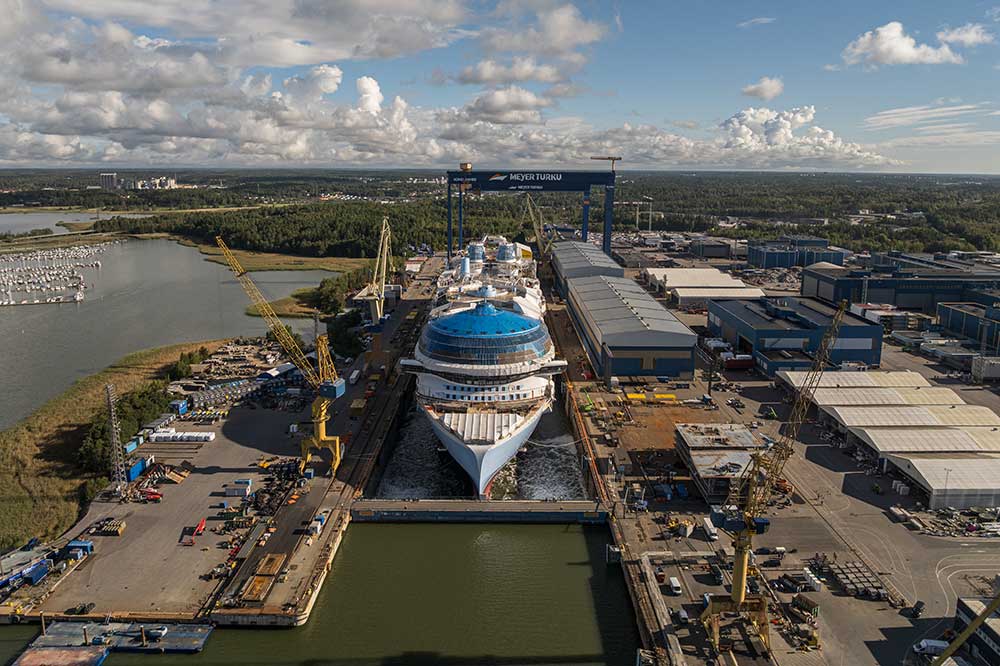 "Hero of the Seas", das neueste Kreuzfahrtschiff von Royal Caribbean, beim "Float Out" auf der Werft Meyer Turku (© Meyer Turku)