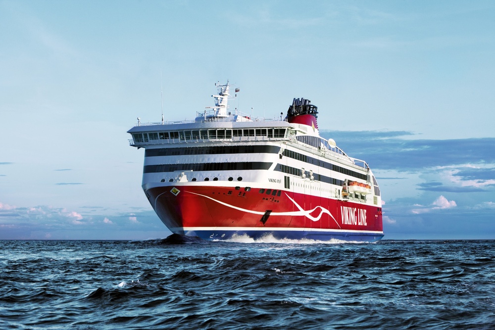 Die "Viking XPRS" verkehrt zwischen Helsinki und Tallinn. Im Rahmen der Kooperation mit Viking Line will TT-Line seinen Frachtkunden künftig auch Transporte an Bord der Fähre anbieten (© Viking Line)