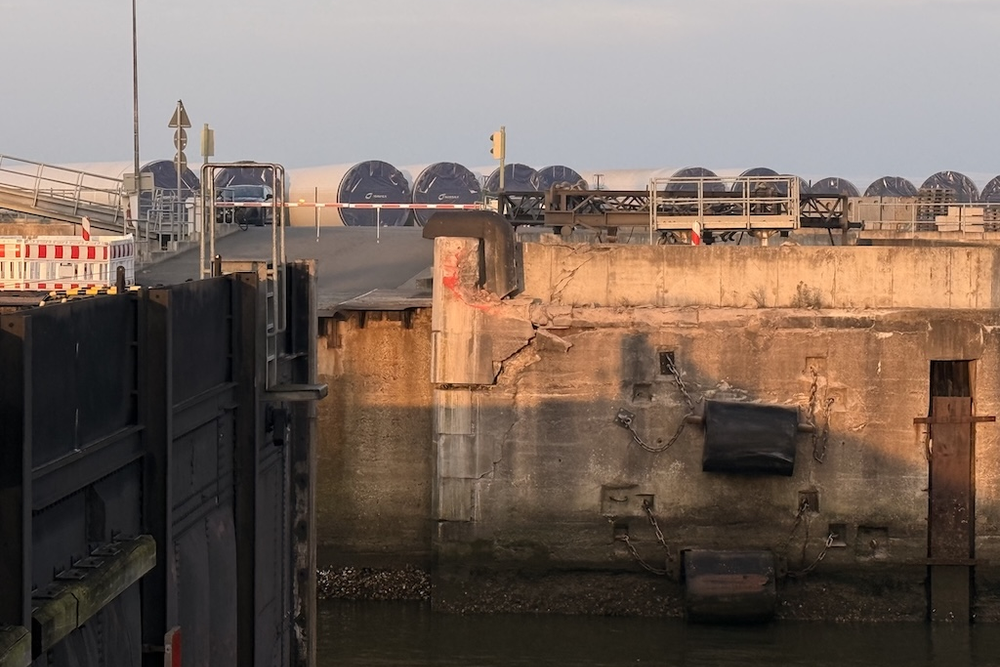 Bei der Kollision der »Ocean Breeze« wurde die Außenwand der Bremerhavener Nordschleuse beschädigt.