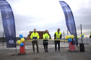 Henrik Stjernberg (NCC Industry), Alexandra Lindström (Ports of Stockholm) und Marcus Svinhufvud (Bürgermeister von Nynäshamn) eröffneten die neue Verladeanlage in Stockholm Norvik (v. l.) (© Ports of Stockholm)