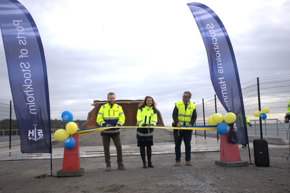 Henrik Stjernberg (NCC Industry), Alexandra Lindström (Ports of Stockholm) und Marcus Svinhufvud (Bürgermeister von Nynäshamn) eröffneten die neue Verladeanlage in Stockholm Norvik (v. l.) (© Ports of Stockholm)