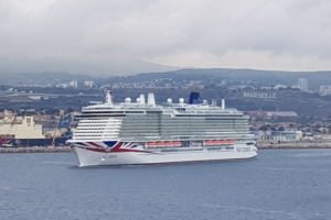 Der Cruiser "Arvia" wurde bei der Papenburger Meyer Werft gebaut. Vergangenes Jahr kam es zu einem tödlichen Unfall (Gérard / Wikimedia Commons / CC BY-SA 4.0)