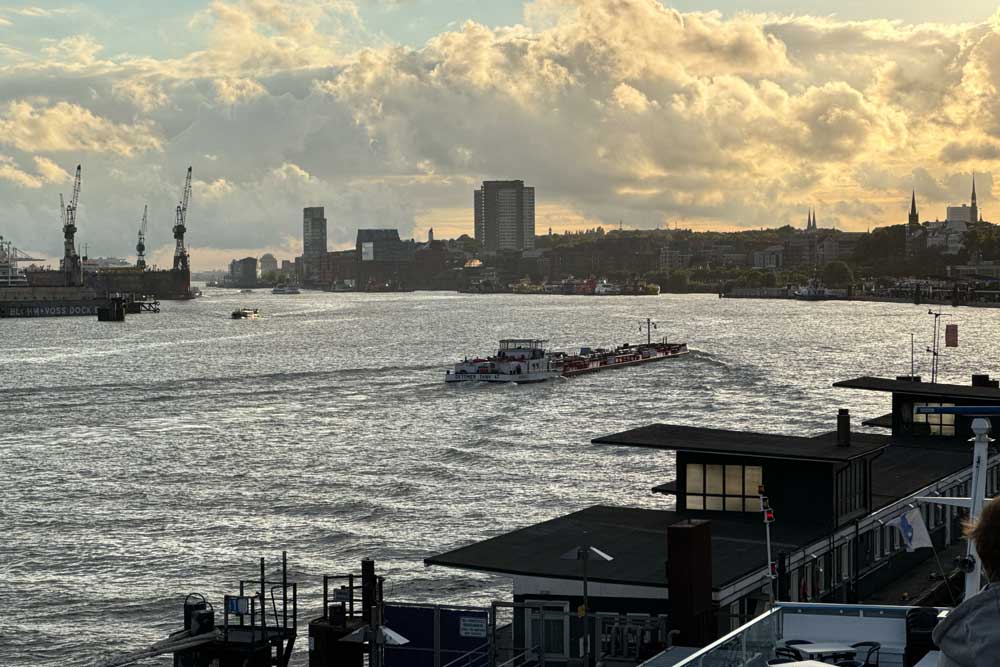 Binnenschiff im Hamburger Hafen