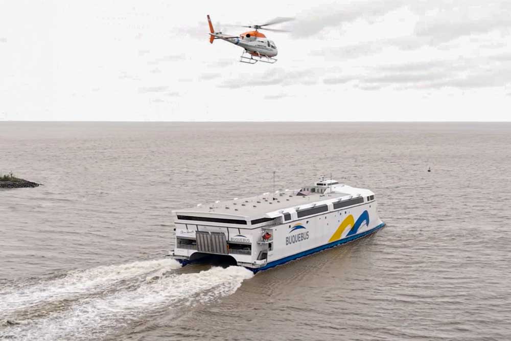 Elektrofähre „China Zorilla“, darüber ein Hubschrauber