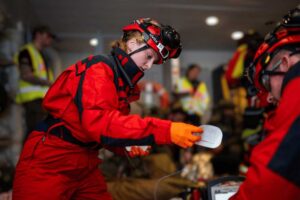 Feuerwehrfrau bei einem Übungseinsatz auf einem Schiff