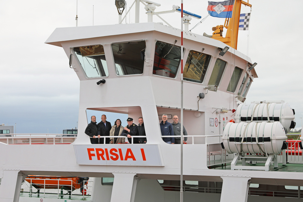 Vertreter der Reederei Norden-Frisia und von Meyer RE an Bord der Inselfähre „Frisia I“, die ab September 2027 auf einen Hybridantrieb umgerüstet werden soll (© Meyer RE)