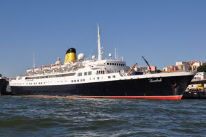 Das 1961 gebaute und schon mehrere Jahre in Lissabon aufliegende klassische Kreuzfahrtschiff „Funchal“ wurde vor einem Gericht in Madeira versteigert.