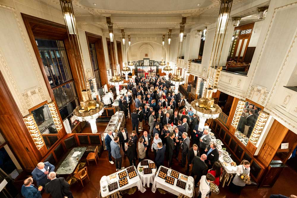 Blick auf einen feierlichen Empfang in einem Festsaal in Prag