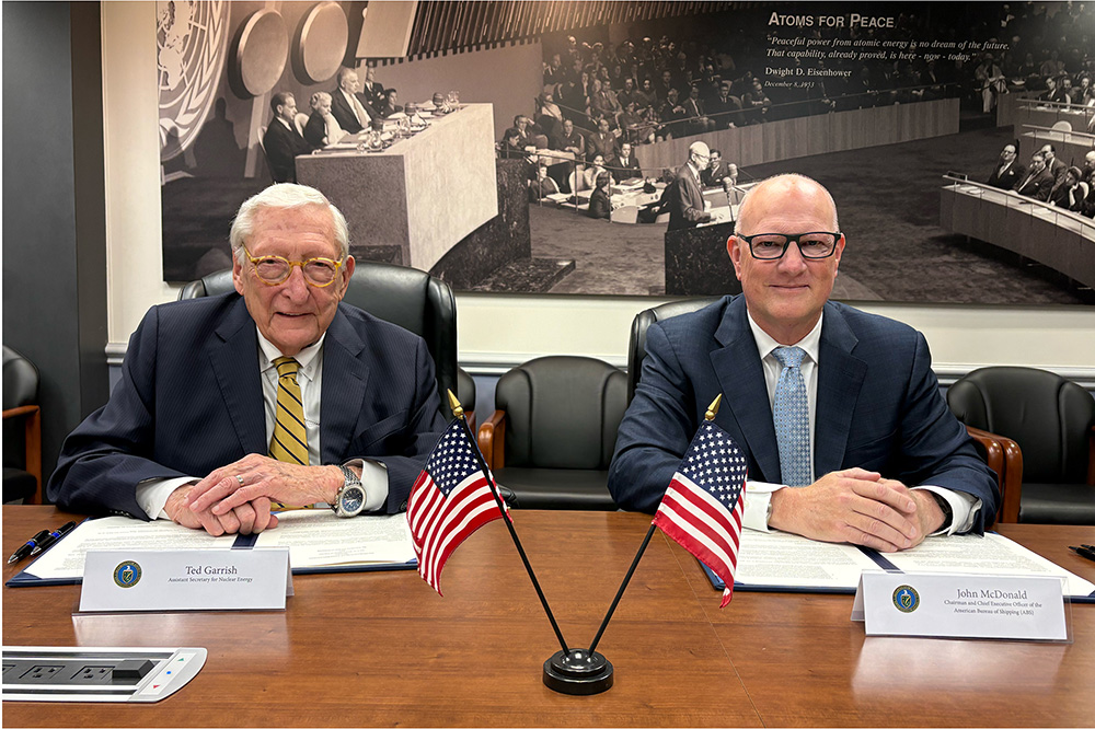 Ted Garrish, stellvertretender US-Energieminister für Kernenergie, und John McDonald, Vorsitzender und CEO von ABS