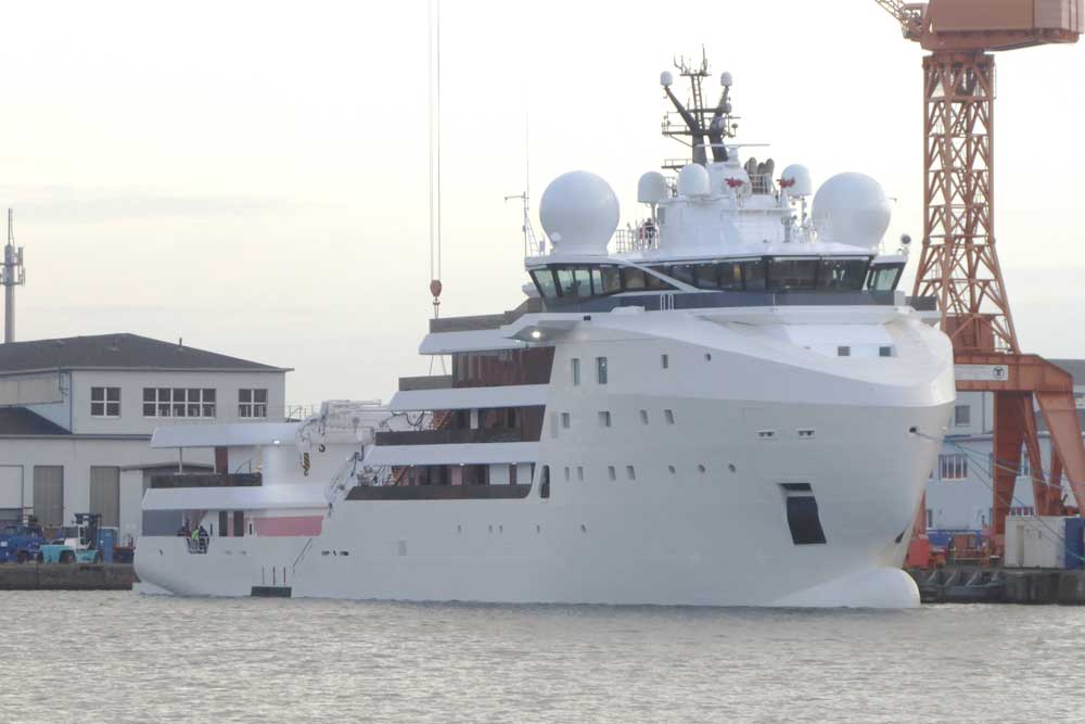 "L Symphony" - statt Offshore-Plattformen steuert das Schiff dem demnächst Yachtdestinationen an (© Eckardt)