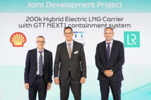 (v.l.) Stephen Brown, Technology Manager bei Shell, Francois Michel, CEO von GTT, und Andrew McKeran, CGO bei Lloyd’s Register