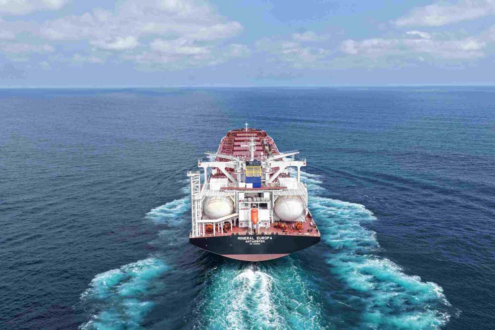 Heckansicht des Bulkers „Mineral Europa“ auf dem Meer