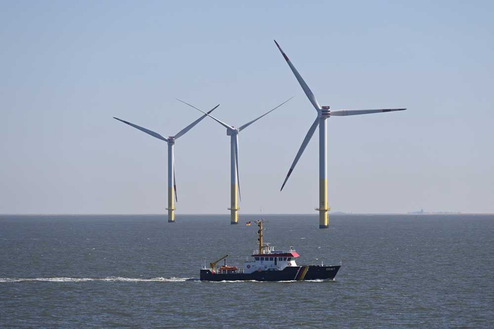 Arbeitsschiff vor einem Offshore-Windpark in der Nordsee