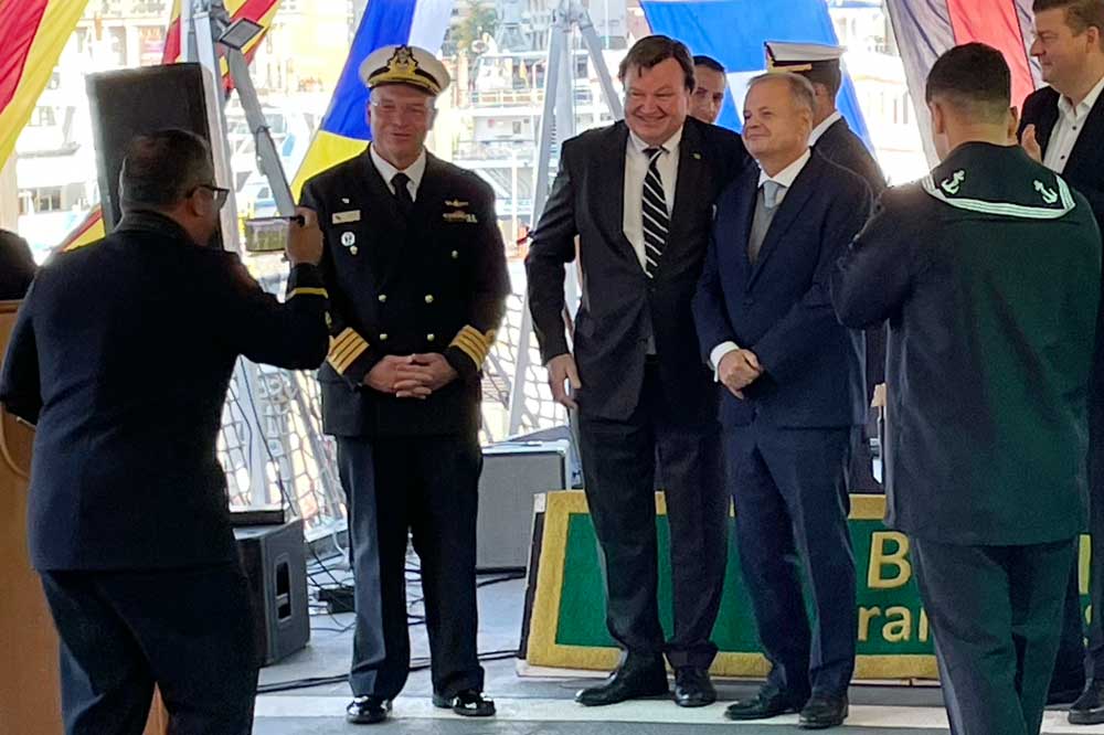 An Bord der „Navio Escola Brasil“ wurde Peter Tamm (Bildmitte) offiziell als neuer Honorarkonsul von Brasilien vorgestellt (© Wroblewski)