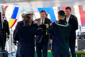 An Bord der „Navio Escola Brasil“ wurde Peter Tamm (Bildmitte) offiziell als neuer Honorarkonsul von Brasilien vorgestellt (© Wroblewski)