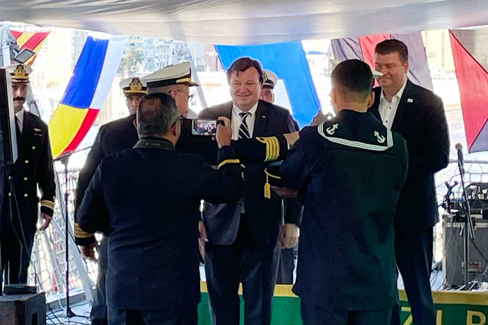 An Bord der „Navio Escola Brasil“ wurde Peter Tamm (Bildmitte) offiziell als neuer Honorarkonsul von Brasilien vorgestellt (© Wroblewski)
