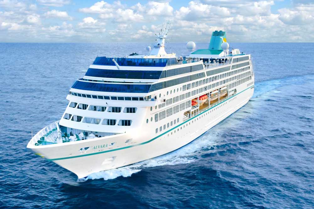 Kreuzfahrtschiff „Alvara“ auf dem Meer