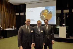 Von links: Michael Wester des Schutzvereins Deutscher Rheder, Gastredner und Schifffahrtsökonom Martin Stopford sowie Vorstandsvorsitzender Michael Silies (© Wygand)