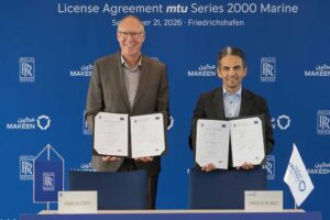 Unterzeichnung der Lizenzvereinbarung: Andreas Görtz (li.), President Business Unit Mobile & Sustainable bei Rolls-Royce Power Systems, und Fawaz Al-Thubaiti, CEO von MAKEEN, (© Rolls-Royce)