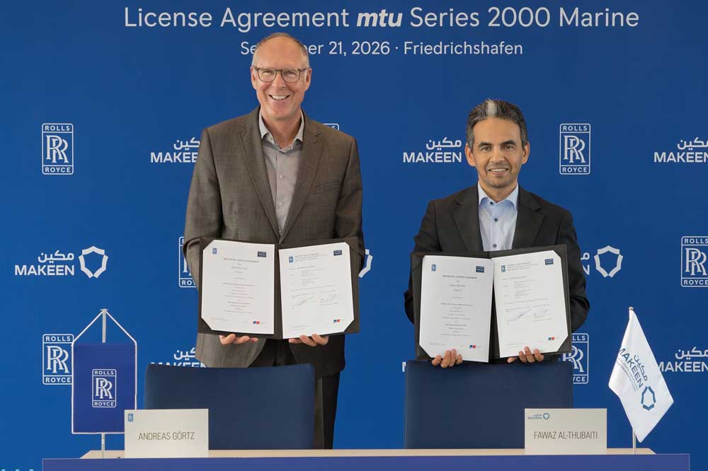 Unterzeichnung der Lizenzvereinbarung: Andreas Görtz (li.), President Business Unit Mobile & Sustainable bei Rolls-Royce Power Systems, und Fawaz Al-Thubaiti, CEO von MAKEEN, (© Rolls-Royce)