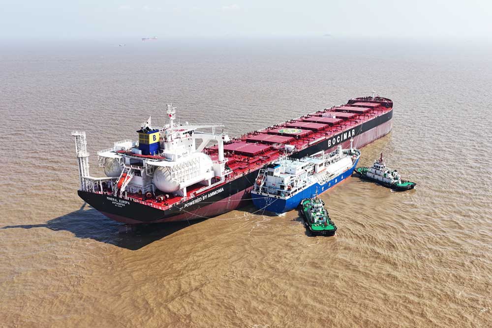 Ammoniak: „Shenghang Yongle“ gebunkert den ammoniakbetriebenen Massengutfrachter „Mineral Europa“ auf der Reede von Zhoushan (© FKAB)