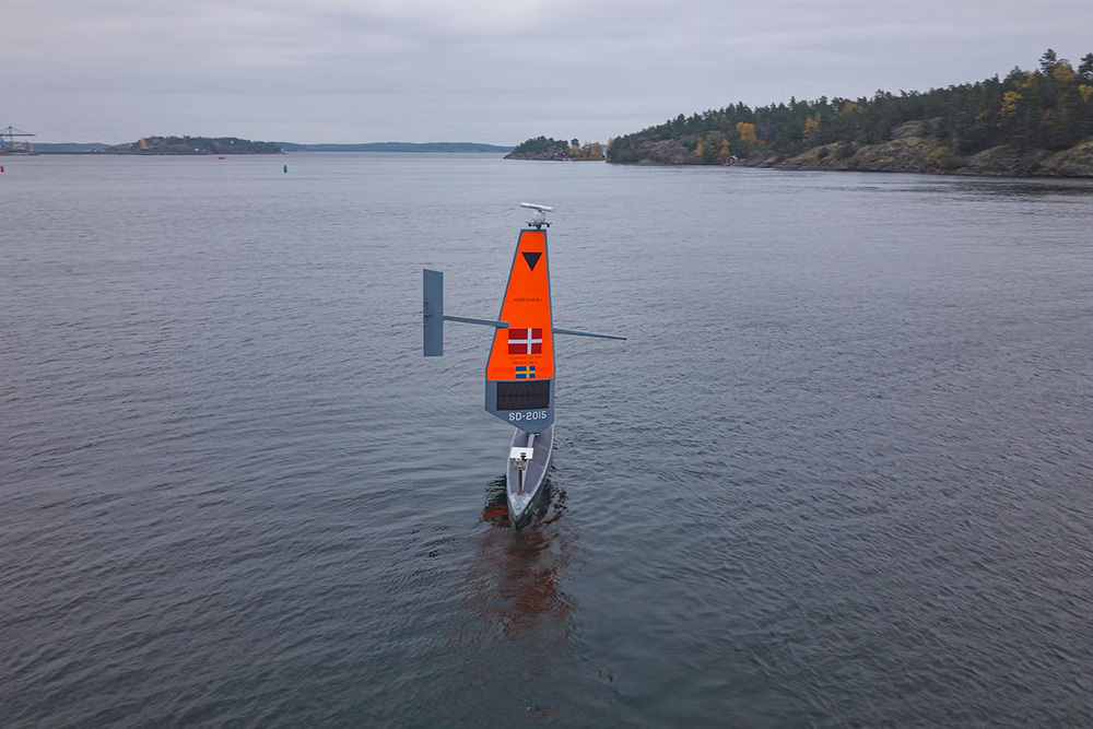 Eine unbemannte "Voyager" von Saildrone verlässt den schwedischen Hafen Nynäshamn zu einer Überwachungsmission in der Ostsee. ( © Saildrone)