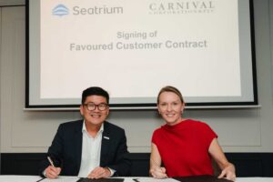 Alvin Gan, Executive Vice President (Repairs and Upgrades) bei Seatrium, und Vera Lannek, Vice President (Strategic Sourcing and Machinery Lifecycle Management) bei der Carnival Corporation