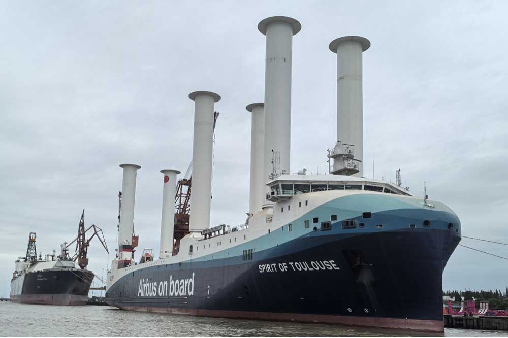 RoRo-Schiff „Spirit of Toulouse“ mit installierten Rotorsegeln