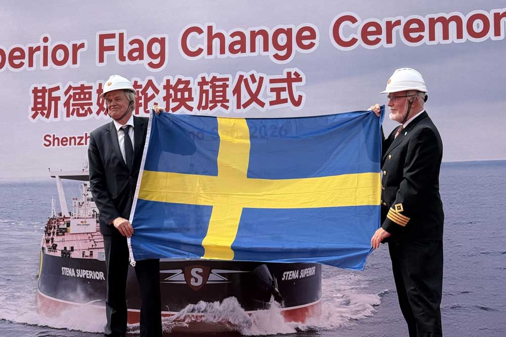 Umflaggung der „Stena Superior“ im chinesischen Shenzhen (© Stena Bulk)