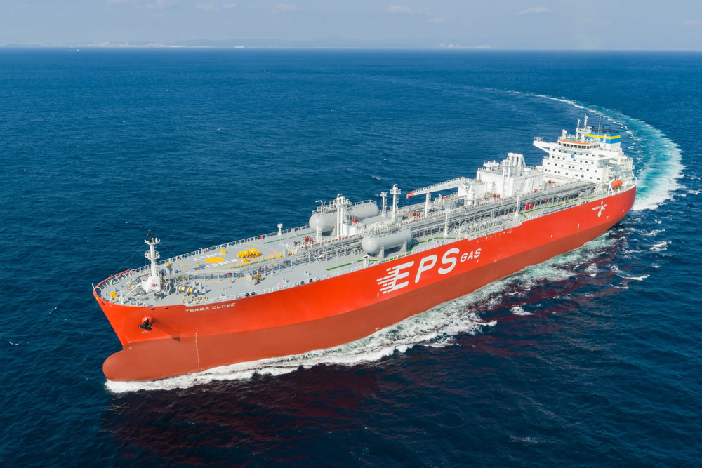 Die „Terra Clove“ von Eastern Pacific Shipping verfügt über eine Ladekapazität von 93.000 m³ und ist mit dem ersten seegängigen Ammoniak-Zweitaktmotor von Everllence ausgestattet. (© EPS)
