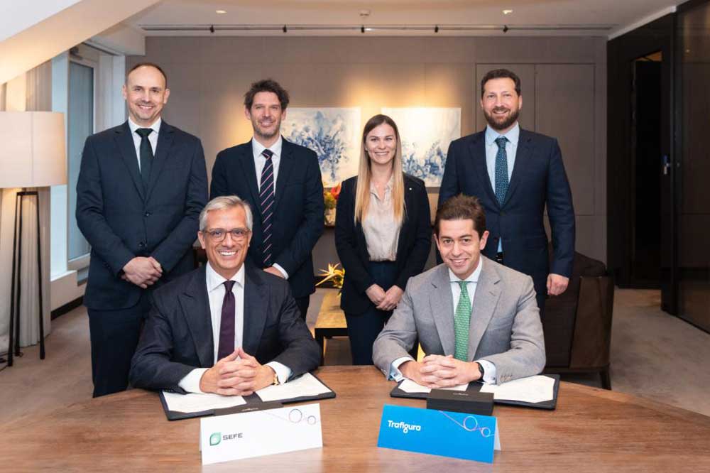 Vorne: Frédéric Barnaud (l.), Chief Commercial Officer bei SEFE, und Richard Holtum, Chief Executive Officer von Trafigura. Stehend (v.l.): Sebastien Dorkel, SVP Storage & Derivatives Trading & Origination, SEFE; Ed Humphreys, Executive VP, Gas & Hub Trading, SEFE; Charlotte Marchionni, Gas Originator, Trafigura; und Igor Marin, Global Head of Gas, Power and Renewables, Trafigura