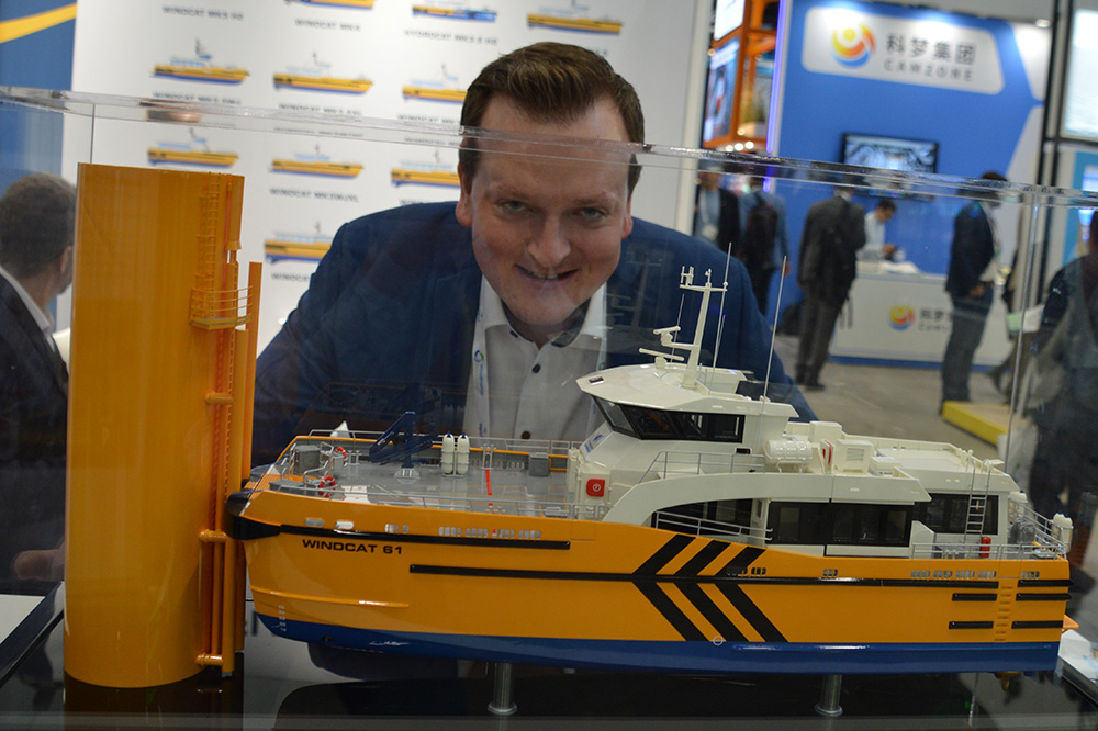 Tim Kunstmann, Chef von FRS Windcat, vor dem Modell eines CTV. Die Spezialschiffe bringen Techniker zu Offshore-Windkraftanlagen. Dort steigen sie am sogenannten Boat Landing auf die jeweilige Anlage über.