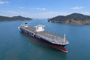 Der 13.000-TEU-Neubau mit teilweise installierter "Lashing-Free"-Technik bei der Probefahrt (© HD Hyundai)