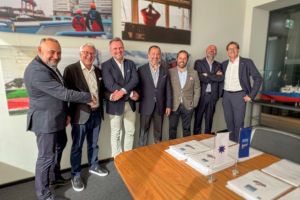 Vertreter von Fairplay und Sanmar bei der Vertragsunterzeichnung: Die Schleppreederei hat vier Hafen- und zwei Offshoreschlepper bestellt (© Fairplay)