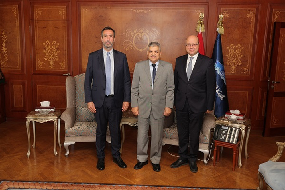 Juan Pablo Richards (Hapag-Lloyd), Ossama Rabiee (Suez Canal Authority) und Marwan El-Sammak (Hapag-Lloyd Ägypten, v.l.n.r.) bei ihrem Treffen in Ismailia. (© Suez Canal Authority)